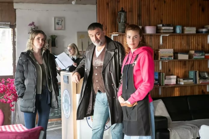 Arka Sokaklar son bölüm full izle | Kanal D ile Arka Sokaklar 730. bölüm izle | Mesut'la Selin arasında sert rüzgarlar esiyor