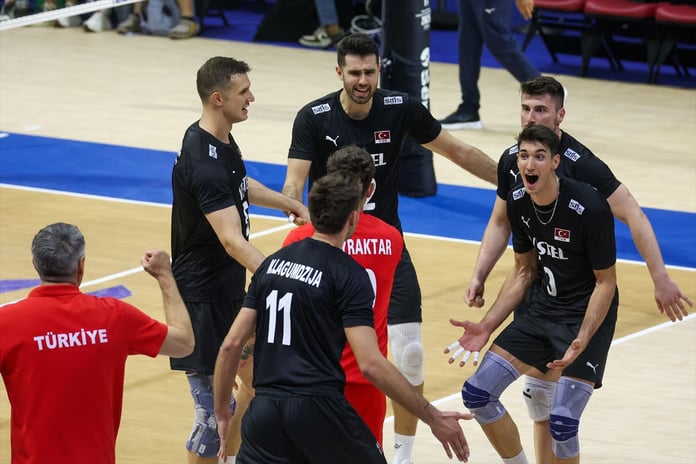 2025 Dünya Şampiyonası'nda tarihi başarı: Filenin Efeleri ilk kez çeyrek final gördü, dünyanın en iyi 6 takımı arasına girdi