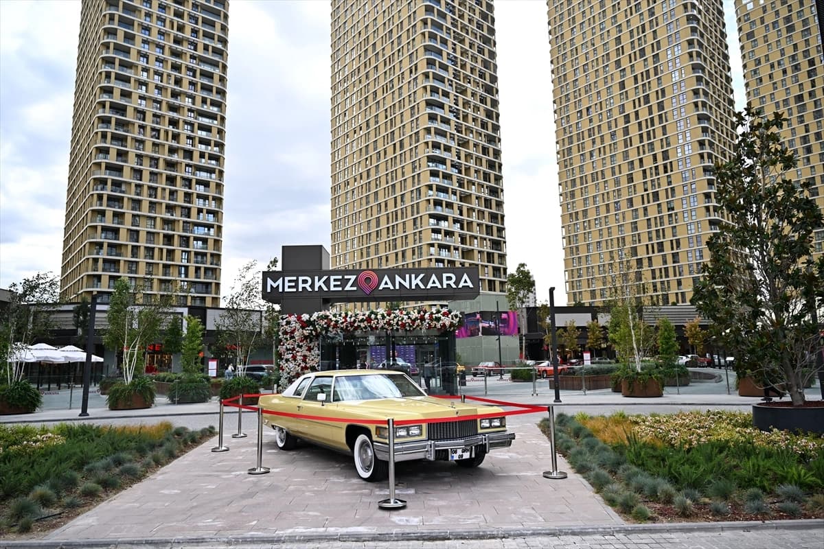 Klasik otomobiller Ankara'da görücüye çıktı