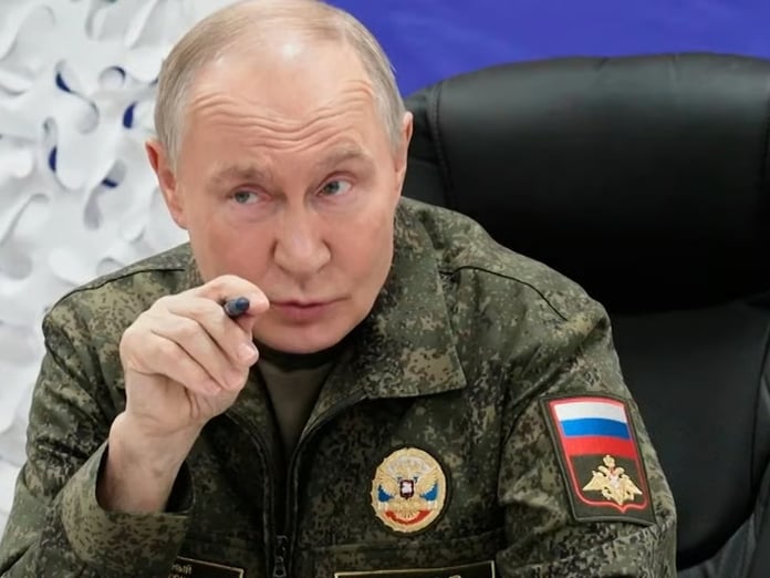 Putin askeri kamuflaj giyip "savaşa devam" mesajı verdi