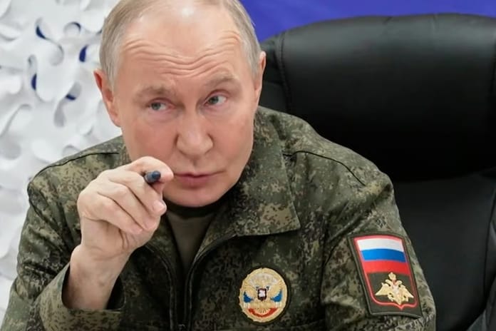 Putin askeri kamuflaj giyip "savaşa devam" mesajı verdi