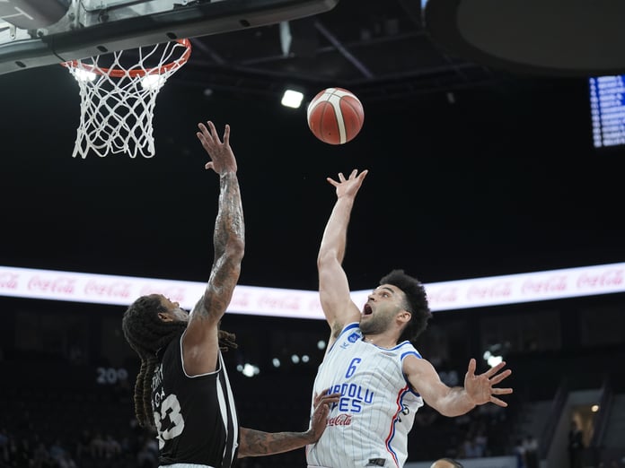 Basketbol Süper Ligi'nde yarı final heyecanı: Anadolu Efes Mersin Spor'u, Beşiktaş Galatasaray'ı saf dışı bırakarak yarı finale yükseldi