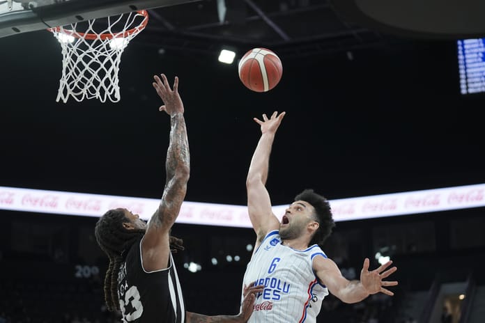 Basketbol Süper Ligi'nde yarı final heyecanı: Anadolu Efes Mersin Spor'u, Beşiktaş Galatasaray'ı saf dışı bırakarak yarı finale yükseldi