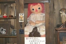 "Annabelle" bebekle turneye çıkan paranormal araştırmacı ölü bulundu