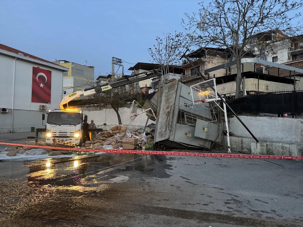 İzmir Konak'ta freni patlayan kamyon okul bahçesine devrildi