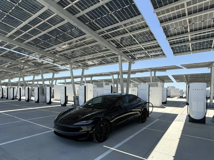 Tesla ilk güneş enerjili şarj istasyonunu açtı