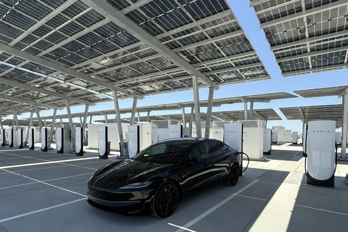 Tesla ilk güneş enerjili şarj istasyonunu açtı