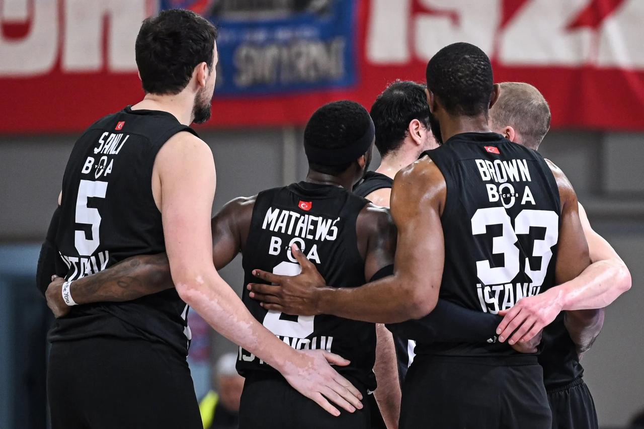 Atina'da çirkin provokasyona sahada cevap: Beşiktaş'tan 40 sayı farklı galibiyet