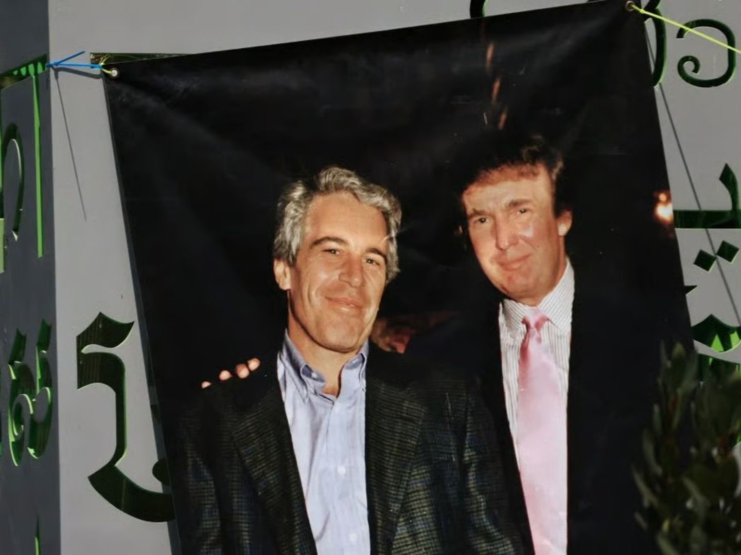 Trump'tan Epstein fotoğrafları açıklaması: "Bir önemi yok"