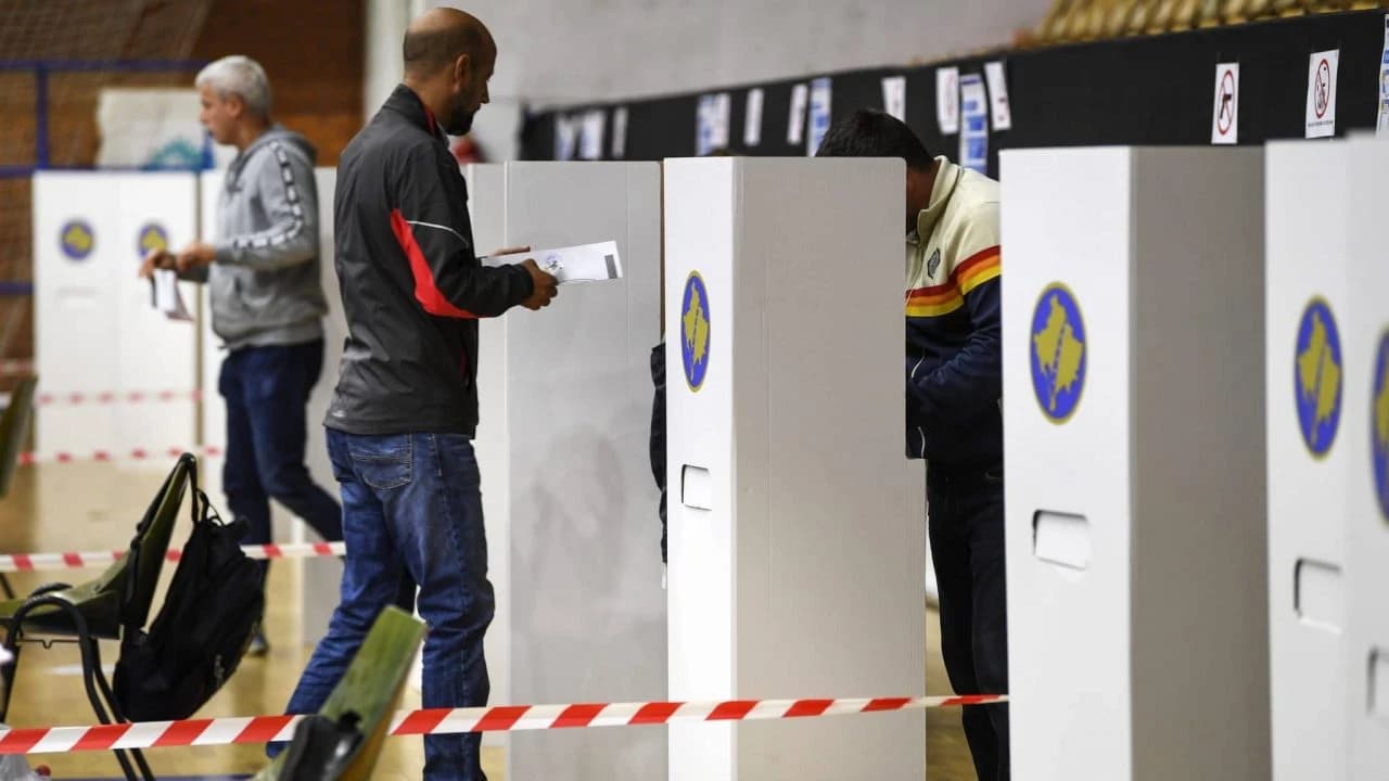 Kosova'da düzenlenen seçimlerde oy kullanma işlemi başladı