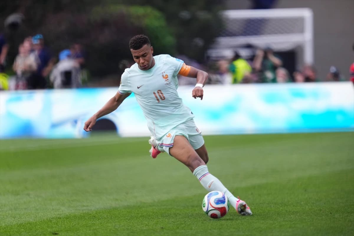 Mbappe Messi'nin arkasında