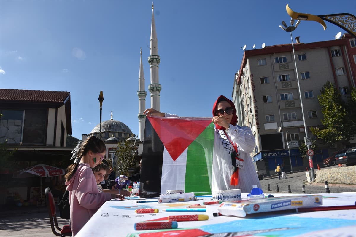 Gümüşhane'den Gazze'ye destek: "Filistinli çocuklar için çiz" etkinliği düzenlendi