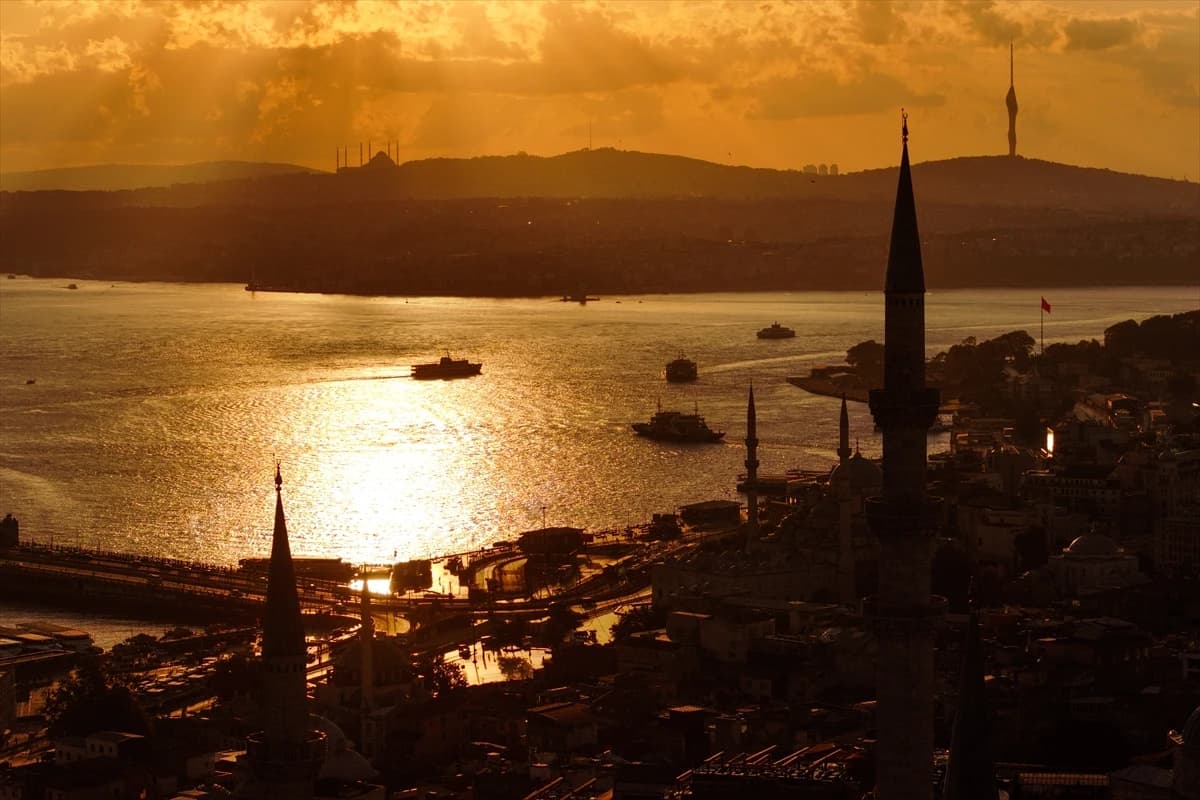 İstanbul’da gün doğumu tarihi yarımadayı kartpostallık görüntülerle bezedi