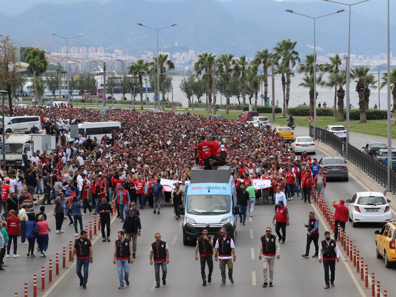 İzmir Belediyesi'nde maaşa zam işe son!