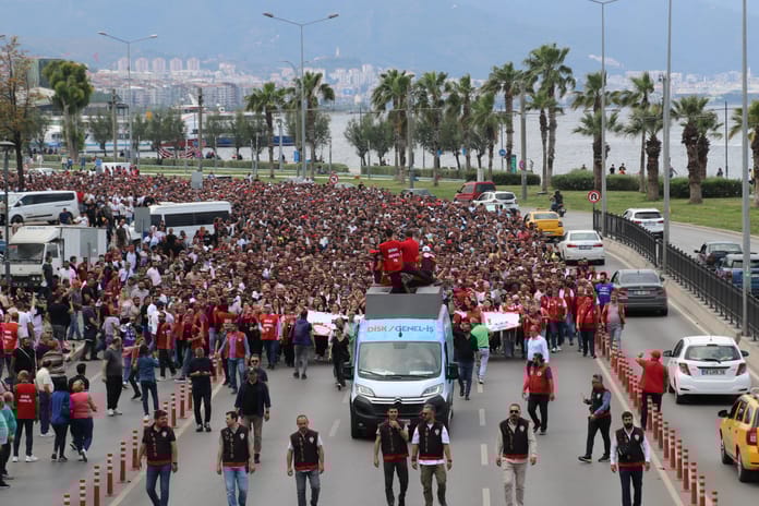 İzmir'de grev yapan 1000 işçi işten çıkarıldı