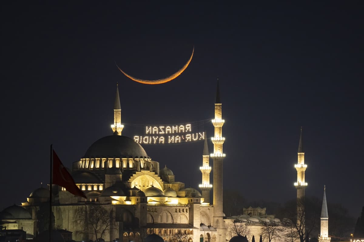 Ramazan hilali Süleymaniye Camii ile aynı karede