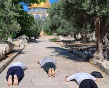 İsrailli işgalciler Aksa’ya baskın düzenledi