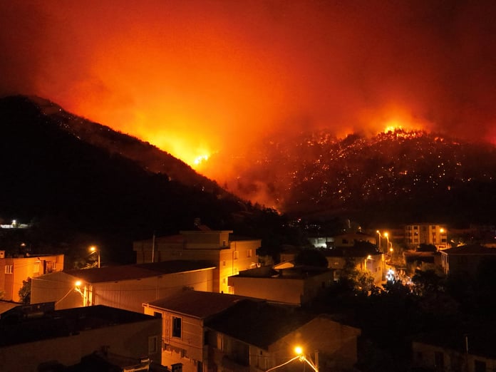 Bursa'da orman yangınıyla mücadele sürüyor: Üç mahalle boşaltıldı