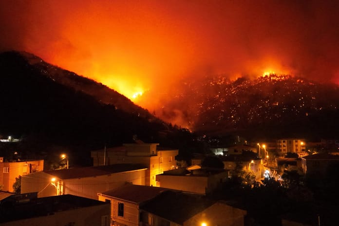 Bursa'da orman yangınıyla mücadele sürüyor: Üç mahalle boşaltıldı