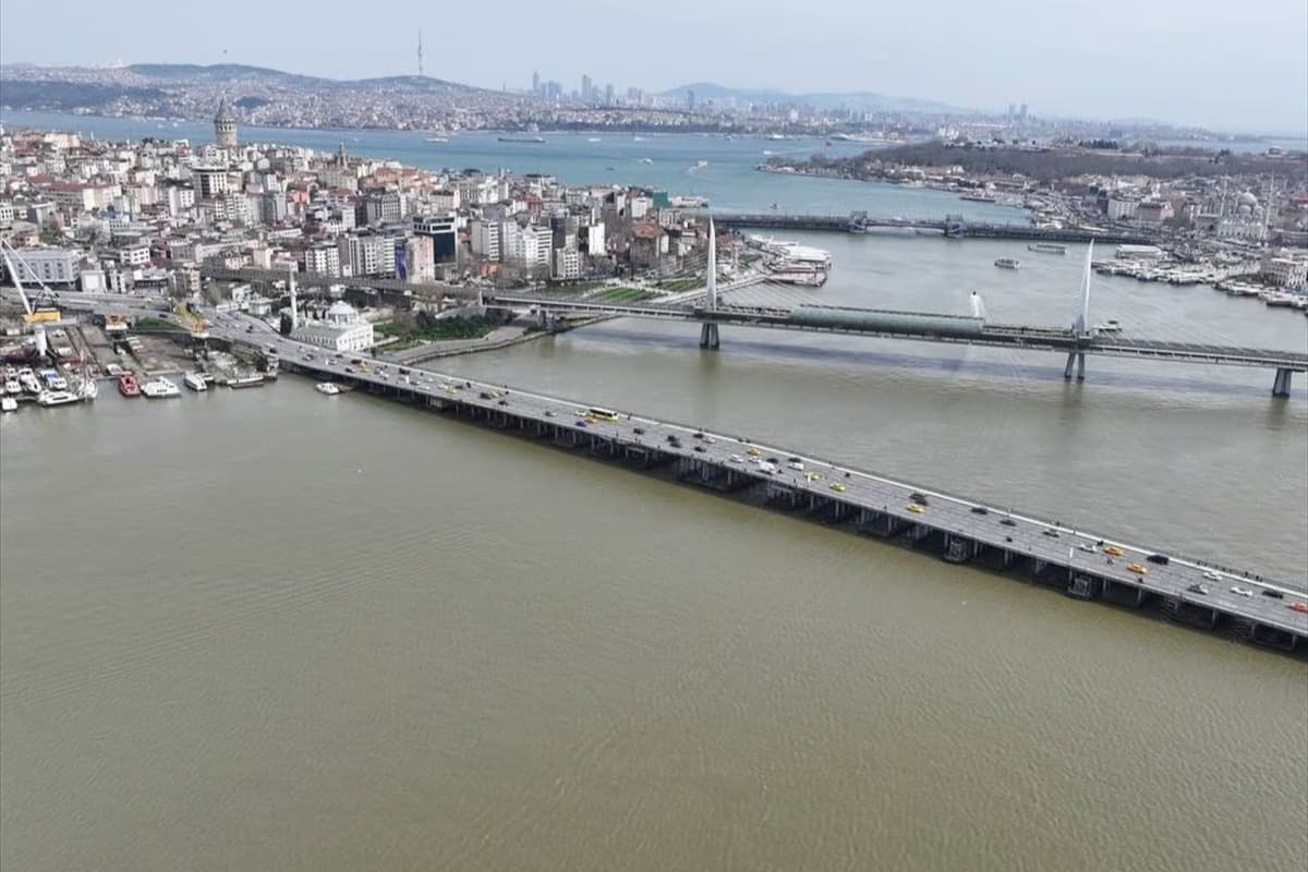 Haliç'in rengi kahverengiye büründü
