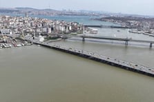İstanbul'da sağanak yağış sonrası Haliç'in rengi kahverengiye büründü