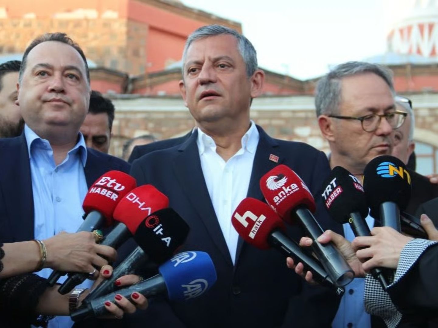 Özgür Özel’den meydanda rest: Hangi delegeyle istiyorsanız derhal kurultay yapın!