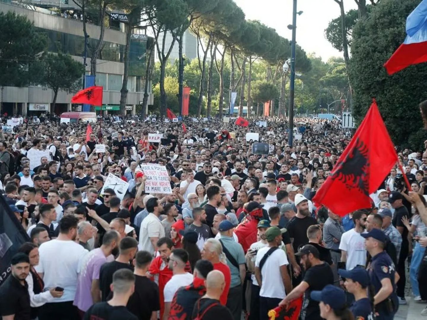Arnavutluk'ta Kushner'in projesine kitlesel protesto