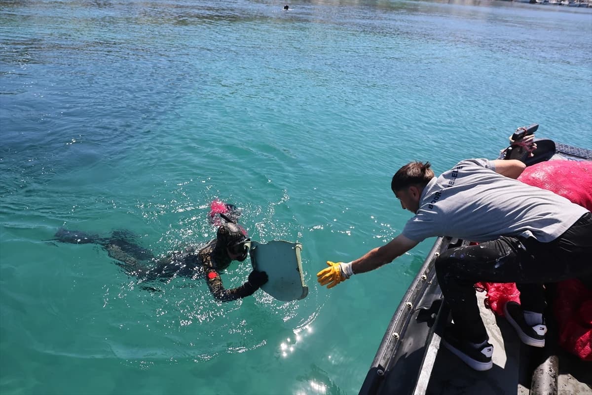 Bodrum'da deniz dibi temizliği: 250 kilogram atık çıkarıldı