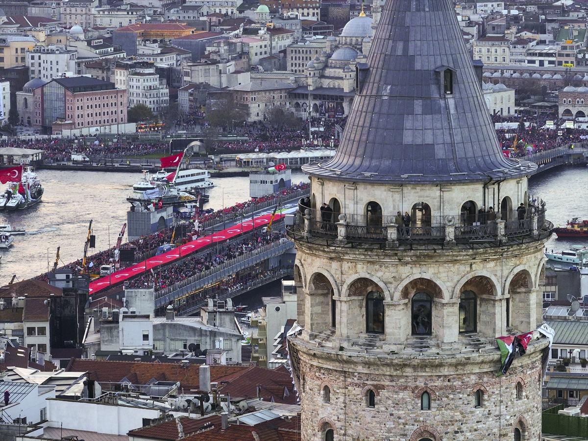 Galata Kulesi’nden tarihi kareler: İstanbul kırmızı-beyaza büründü