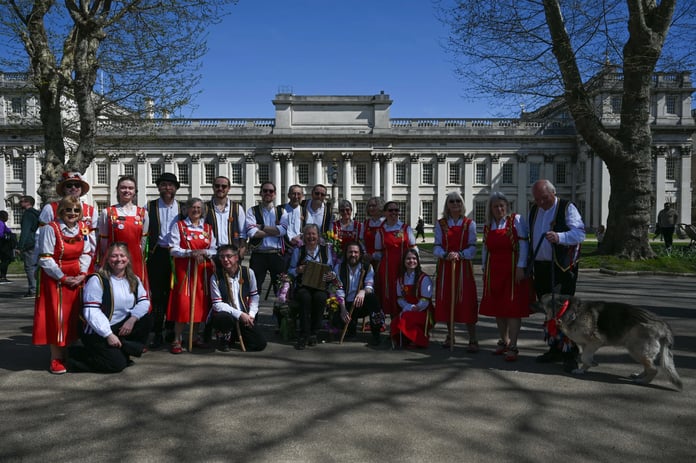 Morris dansının ritmi ve sembolizmi