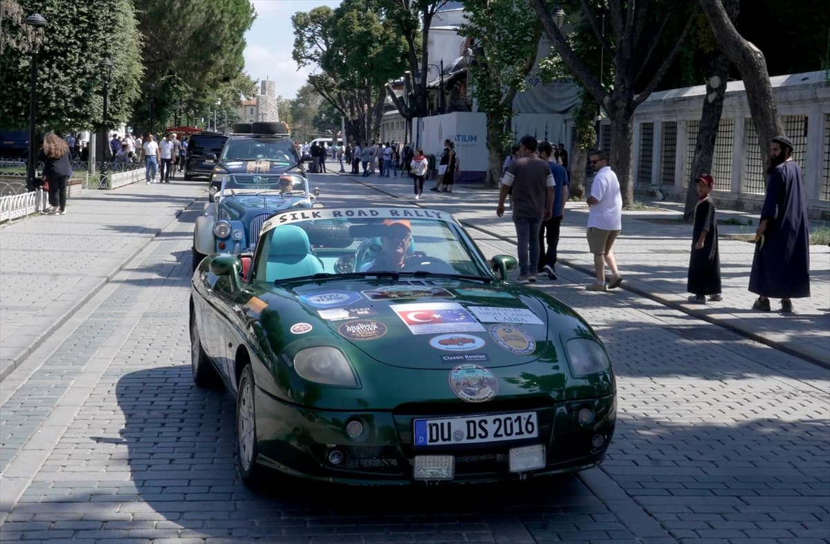 Sultanahmet Meydanı zamana meydana okuyan otomobillerle süslendi