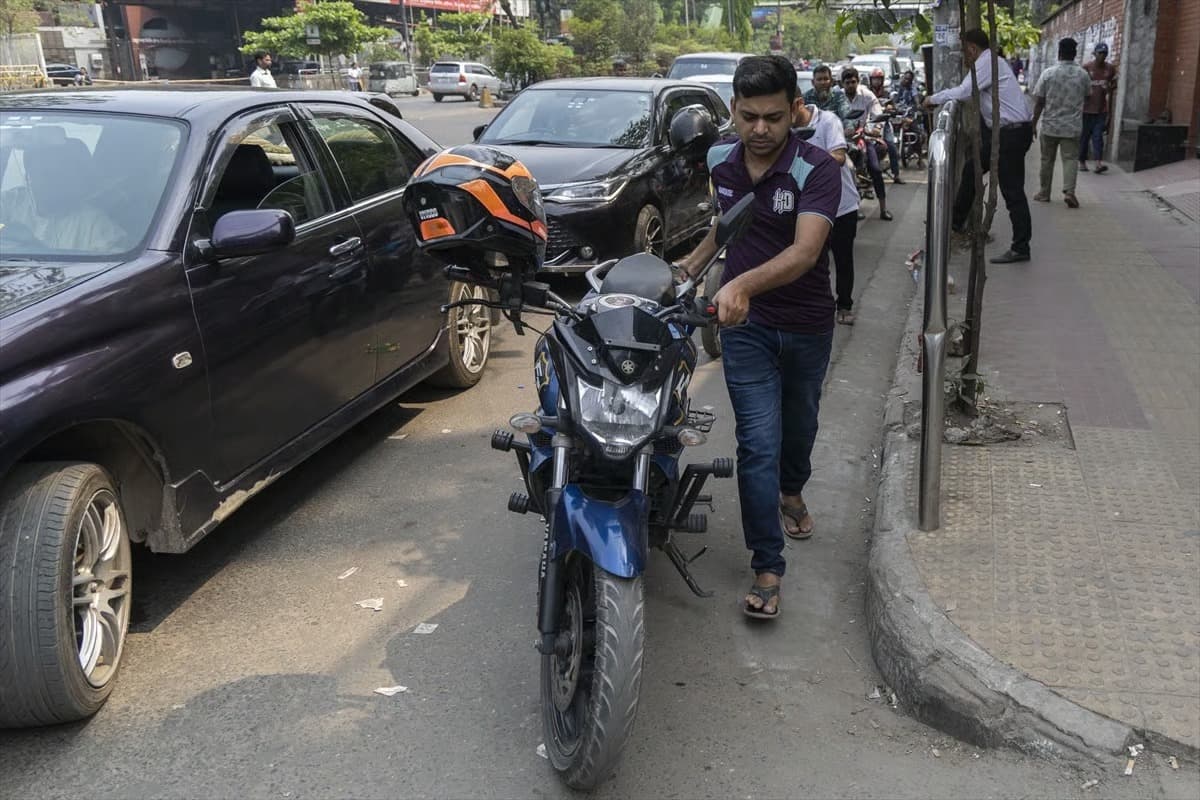 Bangladeş’te derinleşen enerji krizi: Dakka’da akaryakıt kuyrukları uzadı