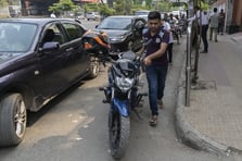 Bangladeş’te derinleşen enerji krizi: Dakka’da akaryakıt kuyrukları uzadı