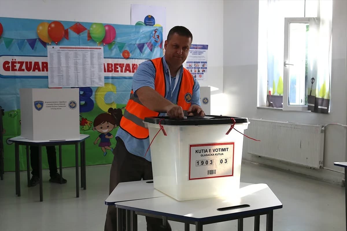 Kosova'da düzenlenen seçimlerde oy kullanma işlemi başladı