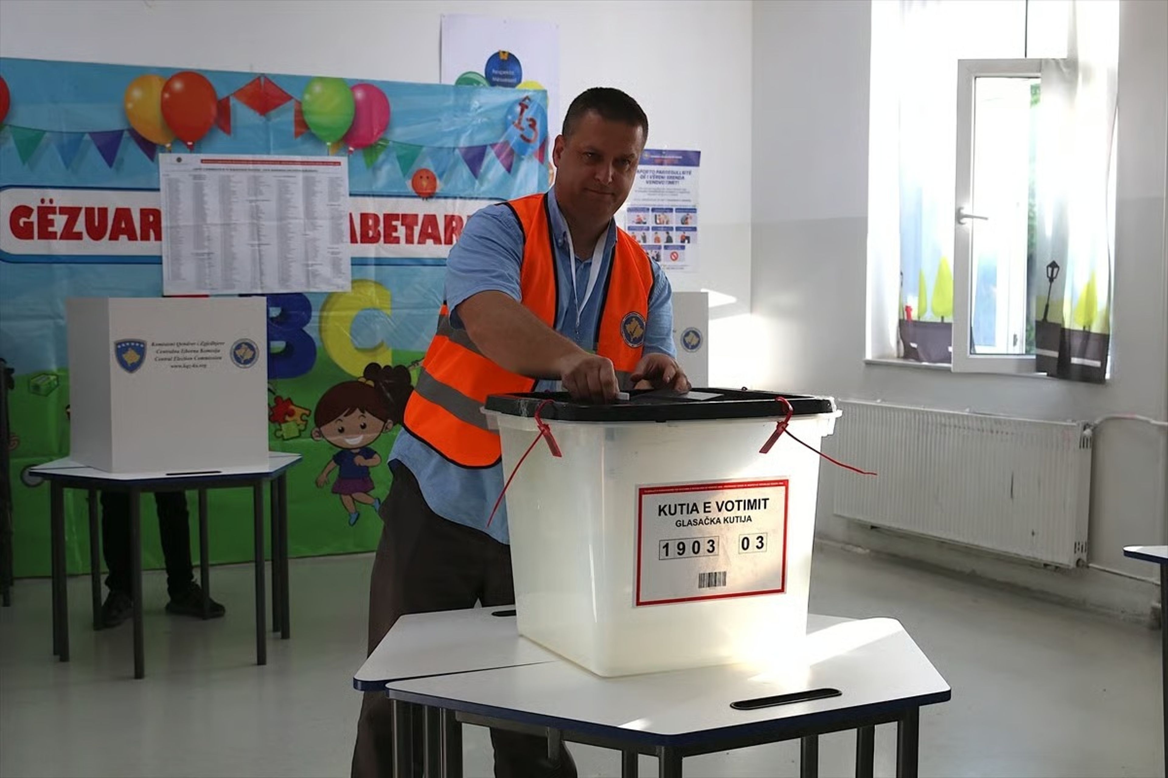 Kosova'da düzenlenen seçimlerde oy kullanma işlemi başladı