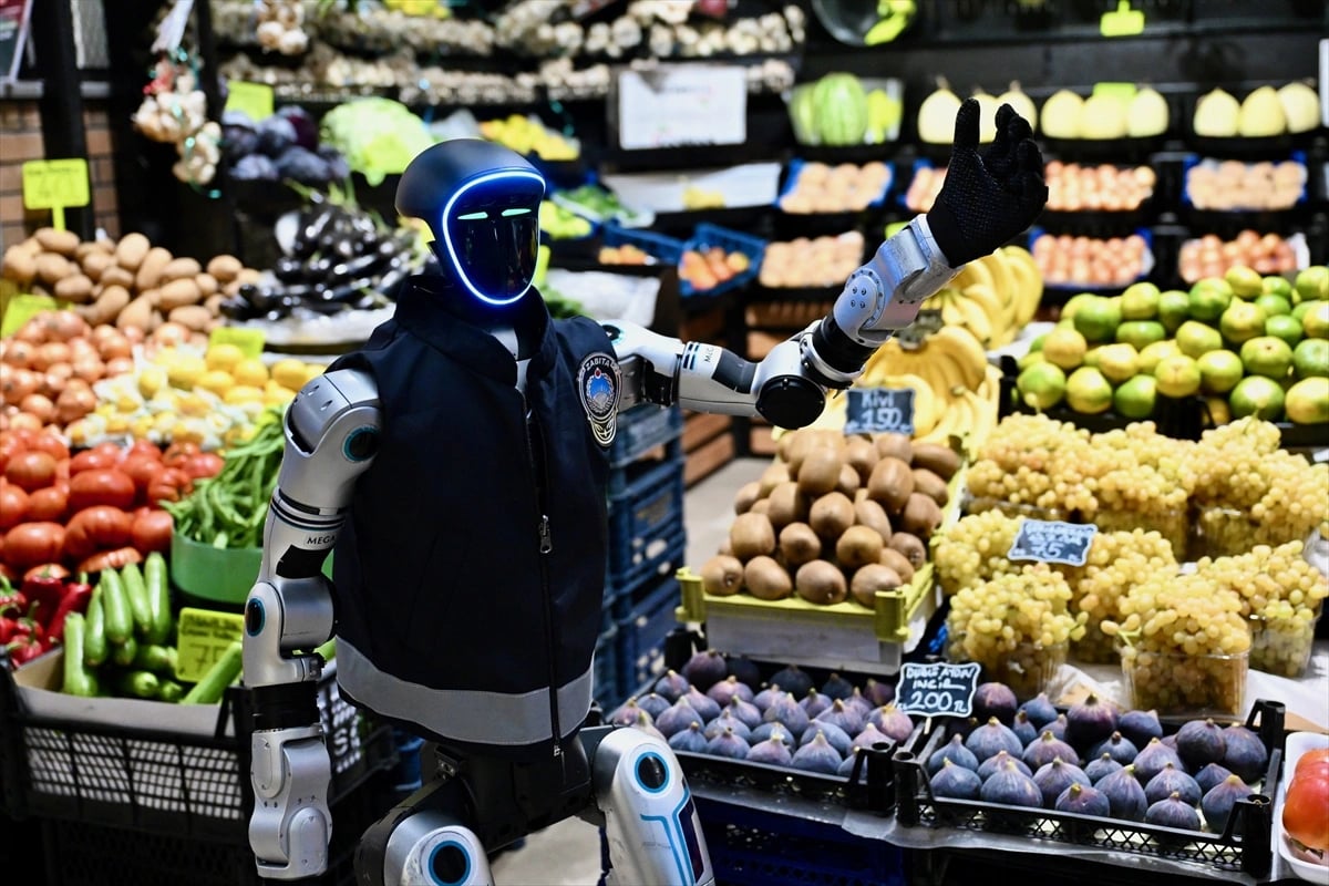 İnsansı robot MEGA, zabıta ekipleriyle denetimde