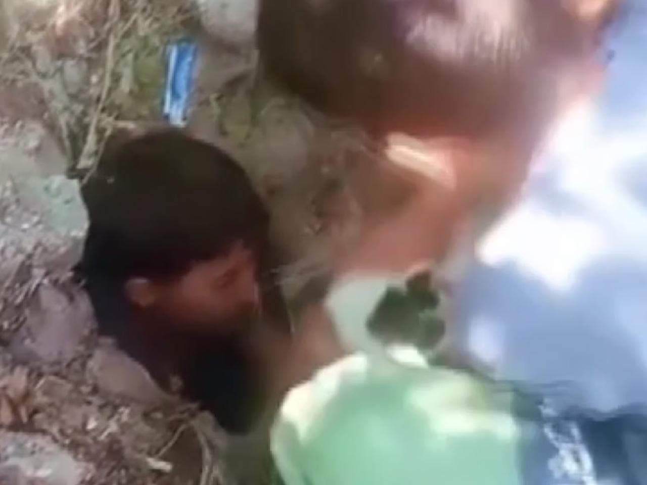 Kuyuda mahsur kalan kediyi çocuklar kurtardı