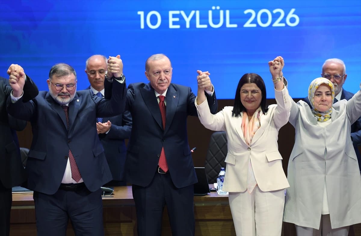 AK Parti MKYK öncesi yeni katılımlar! Dört belediye başkanına rozet takıldı