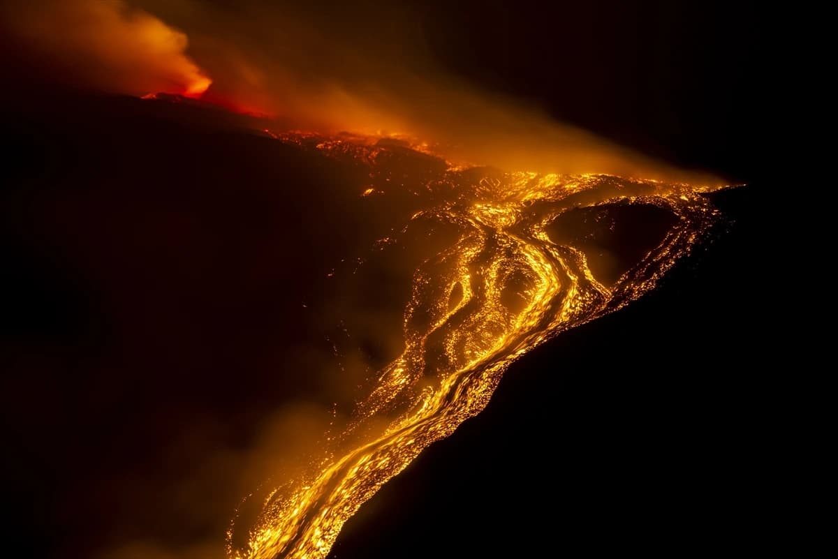 Etna Yanardağ tüm kızgınlığıyla lav püskürtmeye devam ediyor