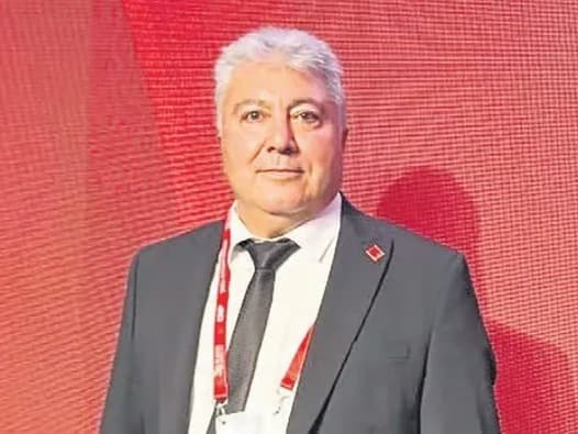 Tefecilikten ceza aldı ama göreve devam ediyor