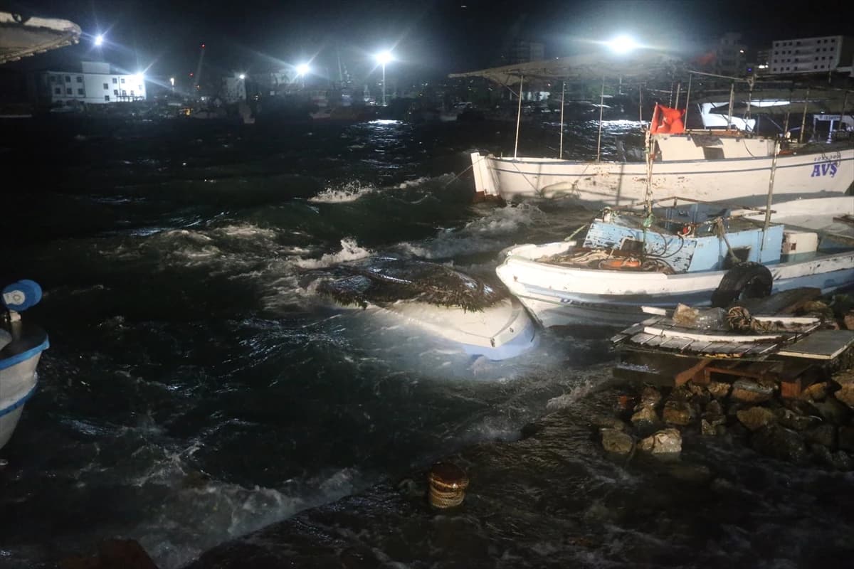 Hatay'da şiddetli fırtına hayatı felç etti
