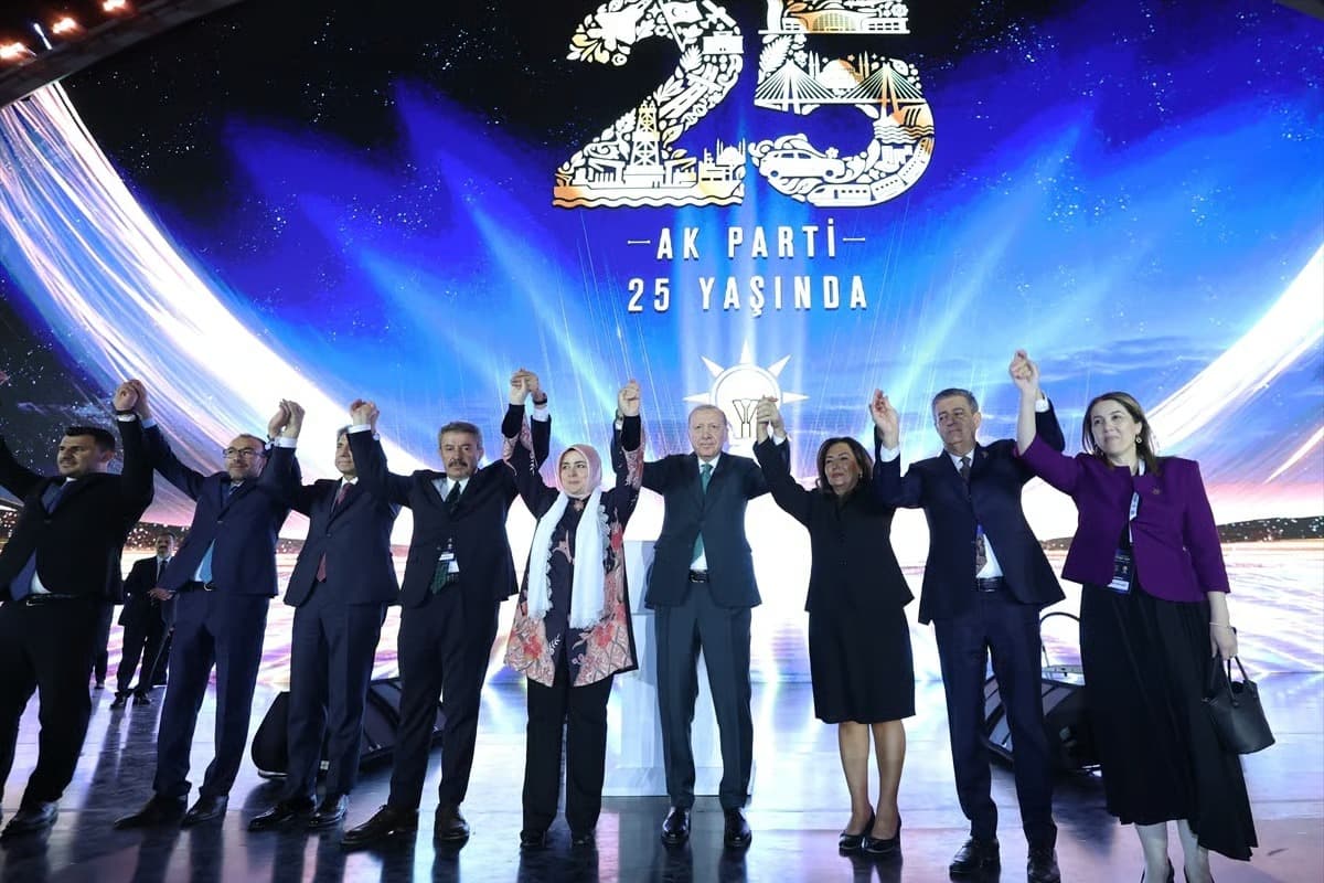 25. yıl töreninde sürpriz katılımlar! 3 vekil ve 7 belediye başkanı AK Parti'ye geçti