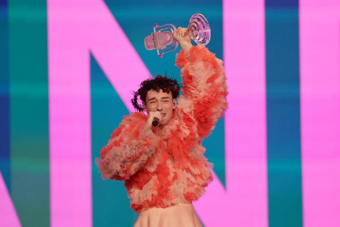Eurovision şampiyonu Nemo İsrail kararı sonrası ödülünü iade ediyor