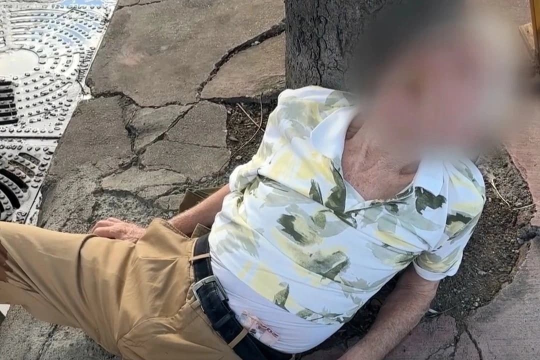 Alkol alan pamuk şeker satıcısı sokak ortasında sızdı