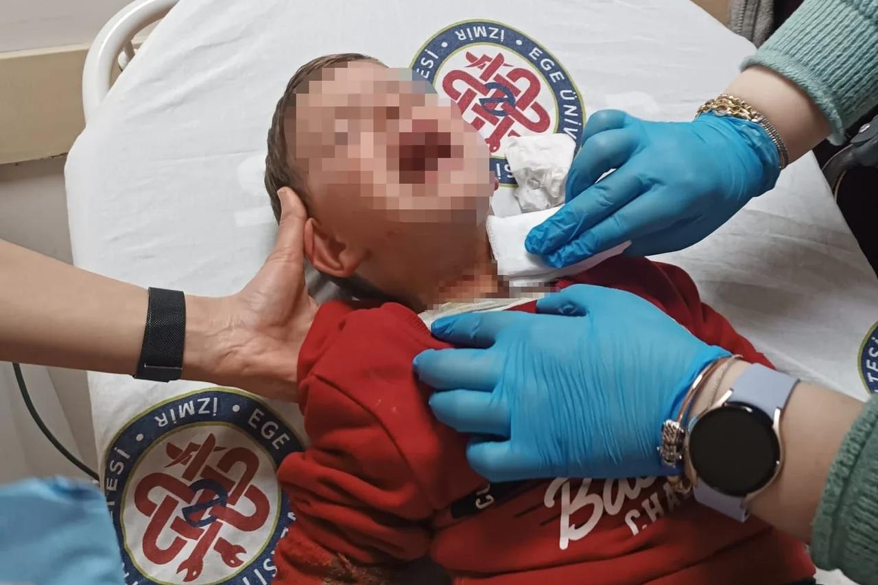 Üç yaşındaki çocuğa bıçakla saldırdı