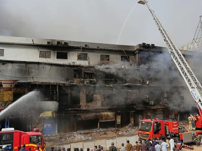 Karaçi'de alışveriş merkezinde yangın faciası: 11 ölü
