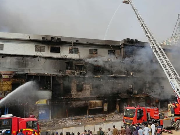 Karaçi'de alışveriş merkezinde yangın faciası: 11 ölü