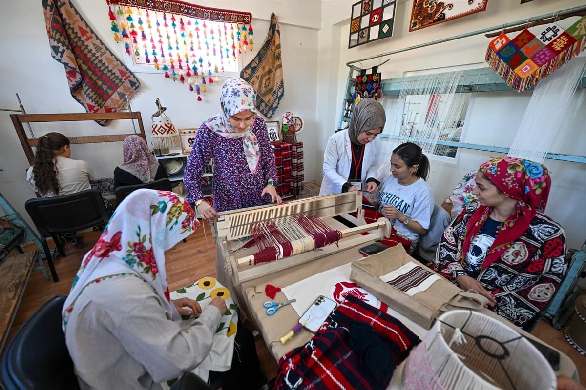 Nişanlısına ilk dokuduğu atkıyla başlayıp çeyizini tamamlıyor