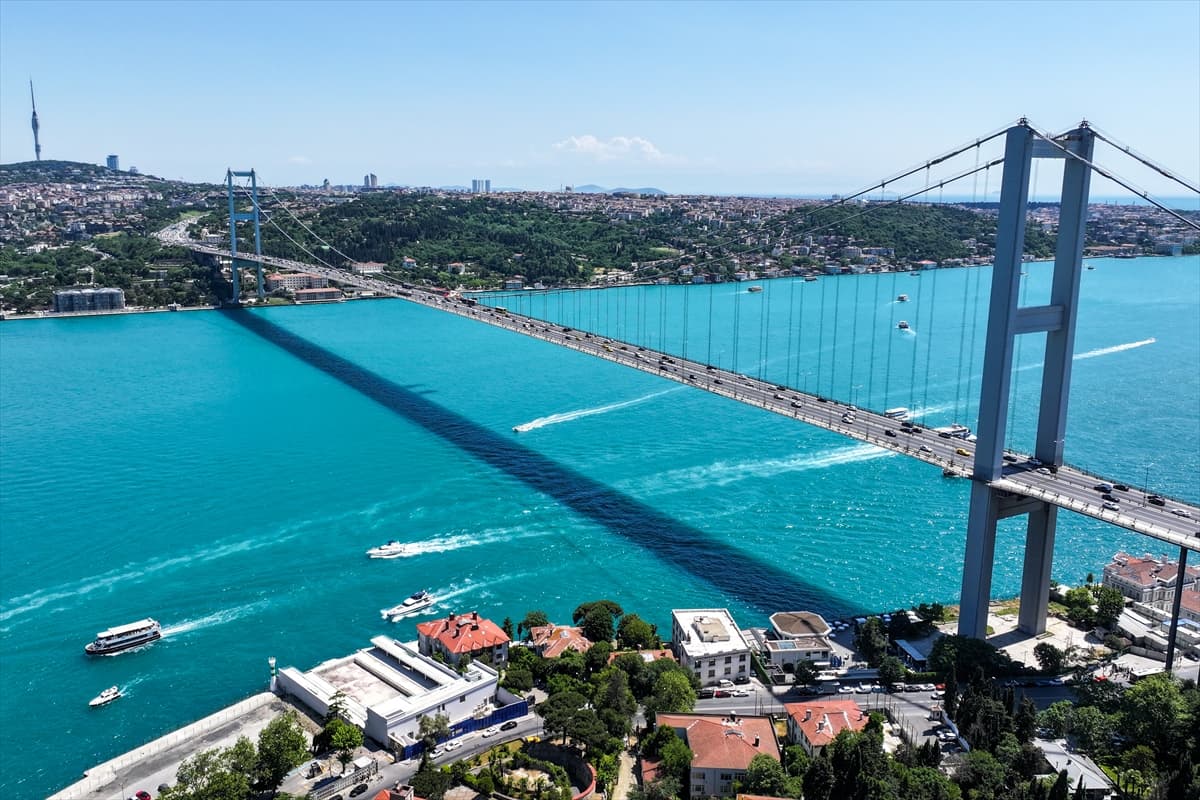 İstanbul Boğazı'nın turkuaz rengi büyüledi
