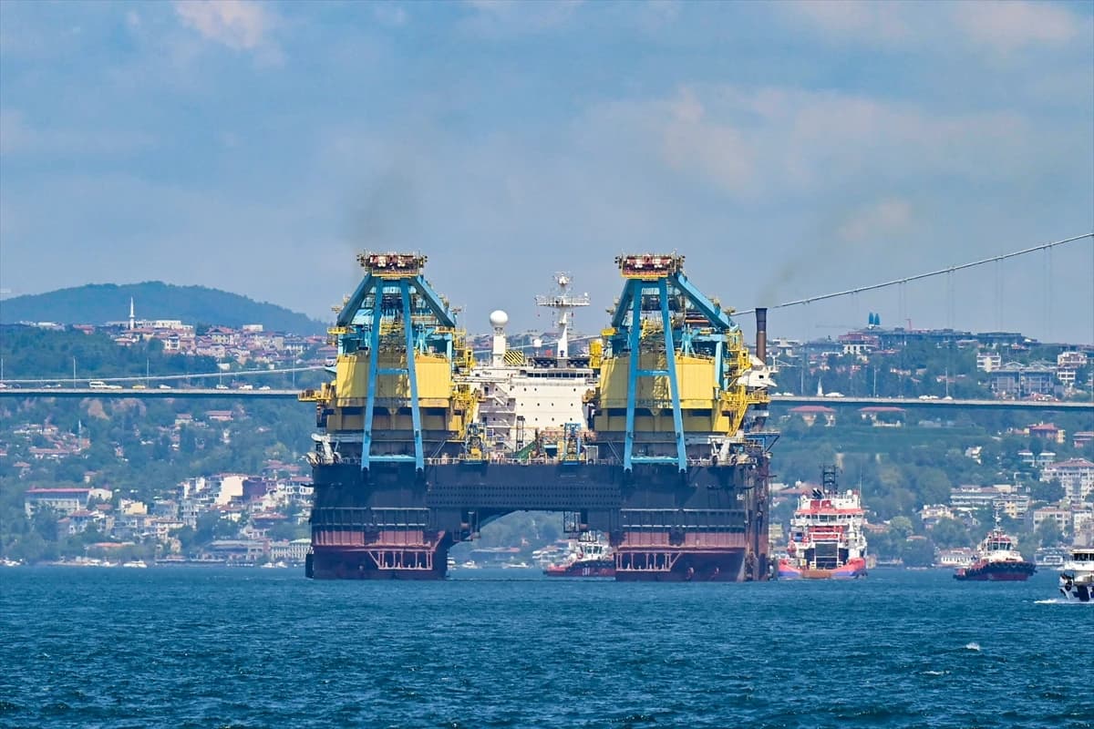 Dünyanın üçüncü büyük devi İstanbul Boğazı'nda